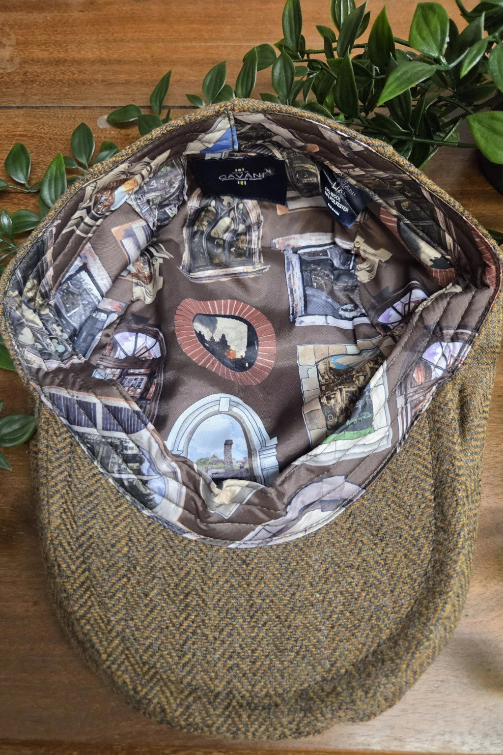 Cavani Thomas Brown Tweed Flat Cap – patterned Cavani lining inside brown herringbone flat cap